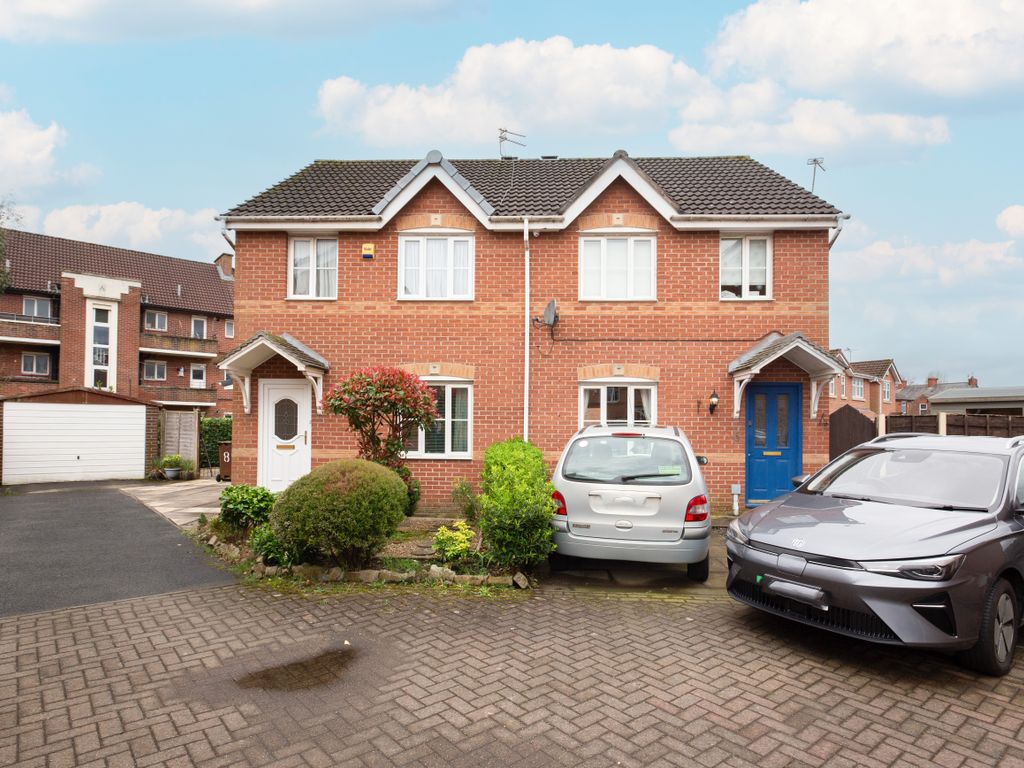 3 bed semidetached house for sale in Lees Park Way, Manchester M43, £