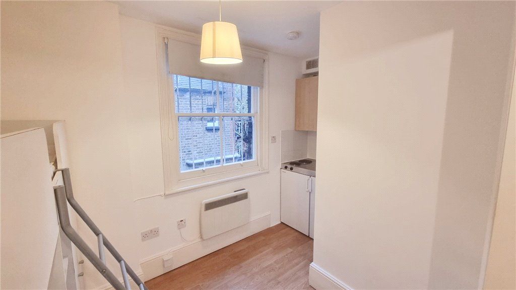 Studio to rent in Earls Court Road, Earls Court, London SW5, £1,148 pcm