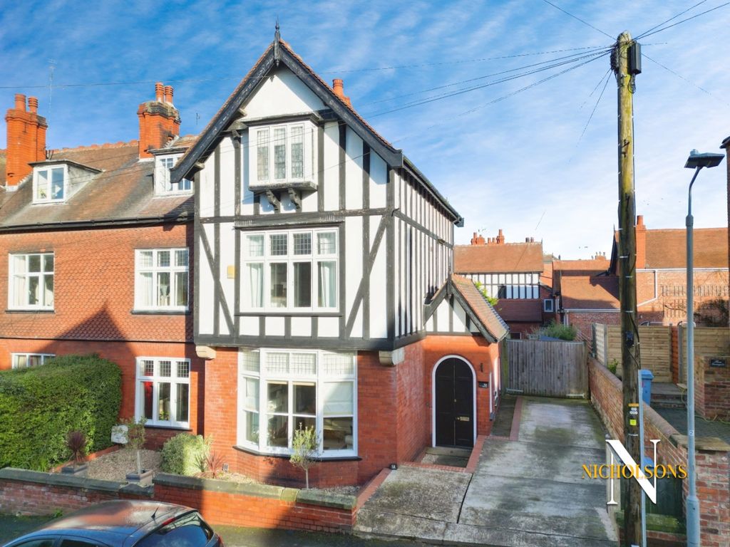 6 bed semidetached house for sale in Sunnyside, Worksop