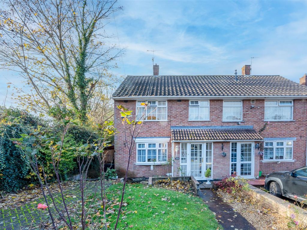 3 bed semidetached house for sale in Queens Road,