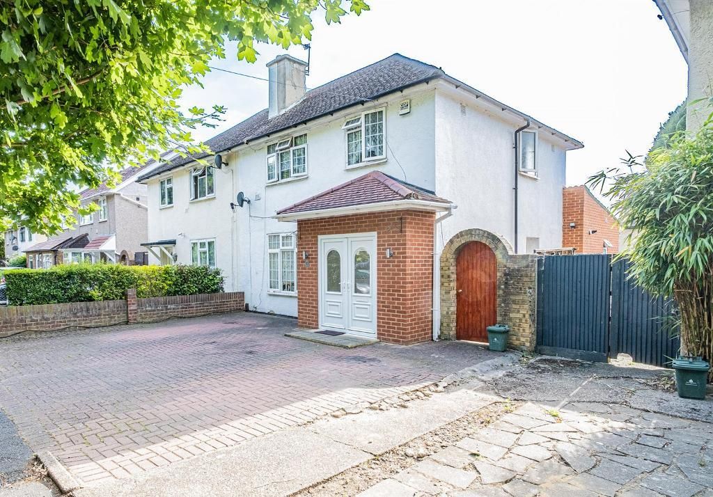 4 bed semidetached house for sale in Carnarvon Drive, Hayes, Middlesex