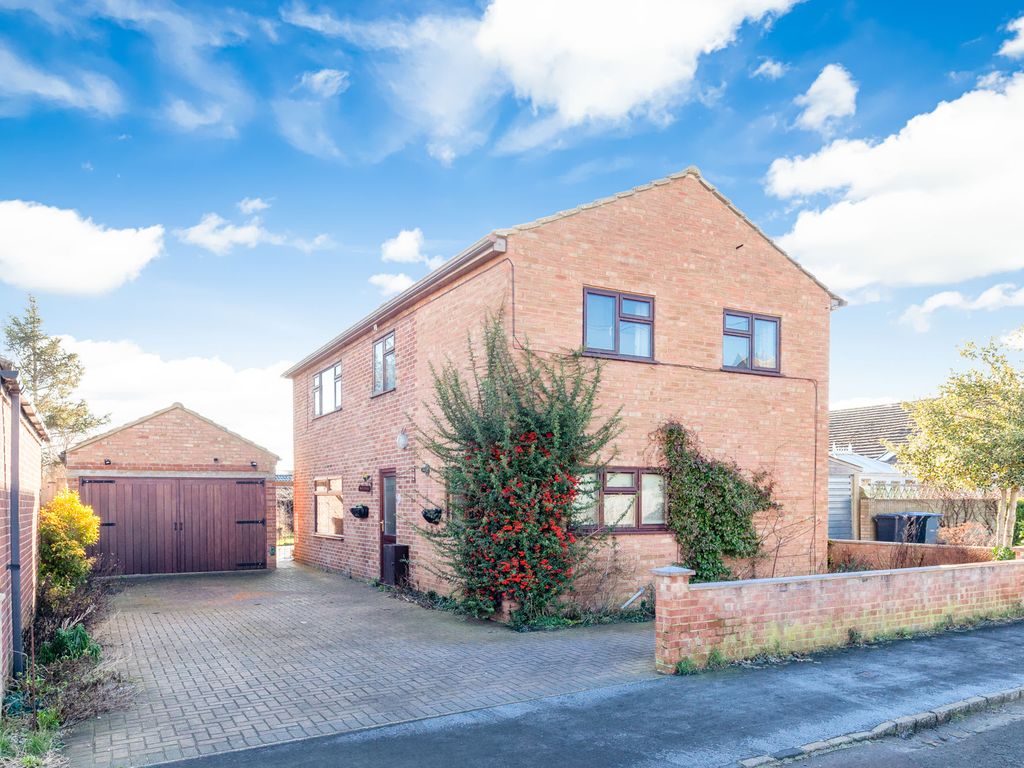 4 bed detached house for sale in Oakfield Road, Carterton OX18, £