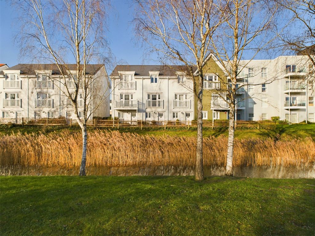 3 bed terraced house for sale in Longwater Avenue, Reading, Berkshire