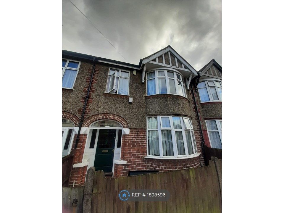 3 bed terraced house to rent in Balmoral Road, Northampton NN2, £1,325