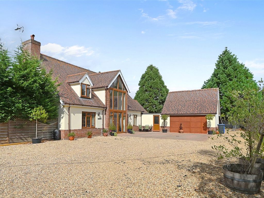 4 bed country house for sale in Bergholt Road, Bentley, Ipswich