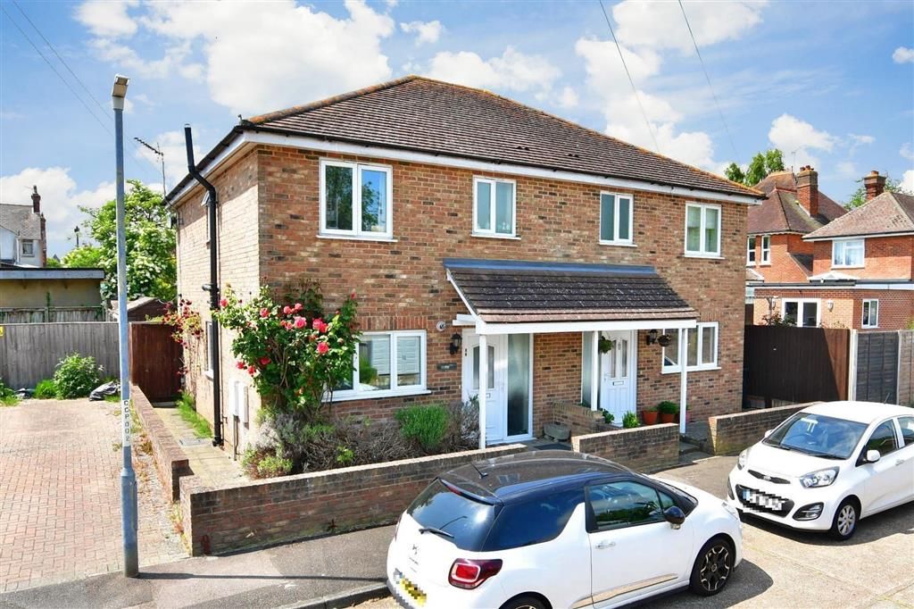 3 bed semidetached house for sale in Chichester Close, Ashford, Kent