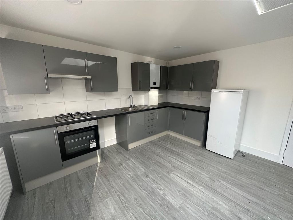 3 bed flat to rent in Sudbury Avenue, Wembley HA0, £2,000 pcm Zoopla