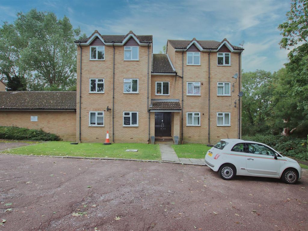1 bed flat to rent in Danziger Way, Borehamwood WD6, £1,100 pcm Zoopla