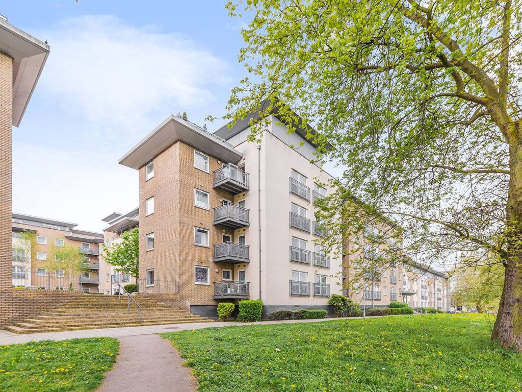 2 bed flat for sale in Cline Road, Bounds Green, London N11, £355,000