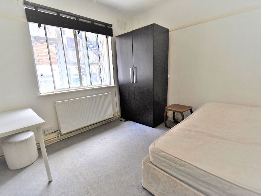 Room to rent in Great West Road, Osterley, Isleworth TW7, £700 pcm - Zoopla