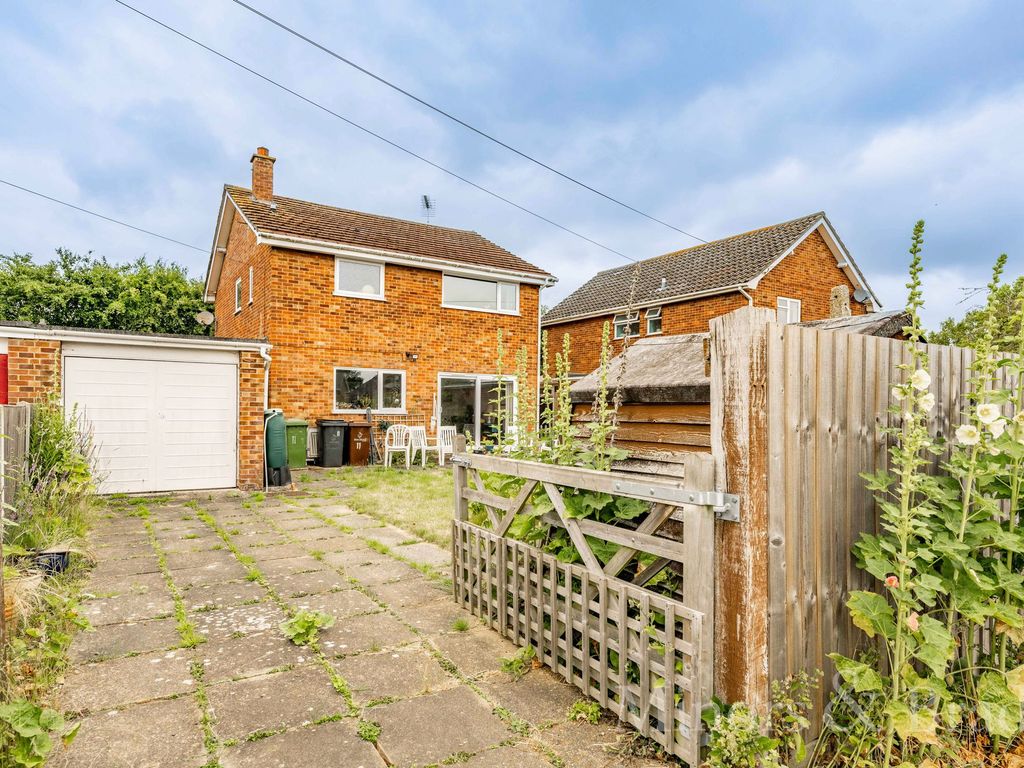 3 bed semidetached house for sale in Ainsworth Close, Swanton Morley
