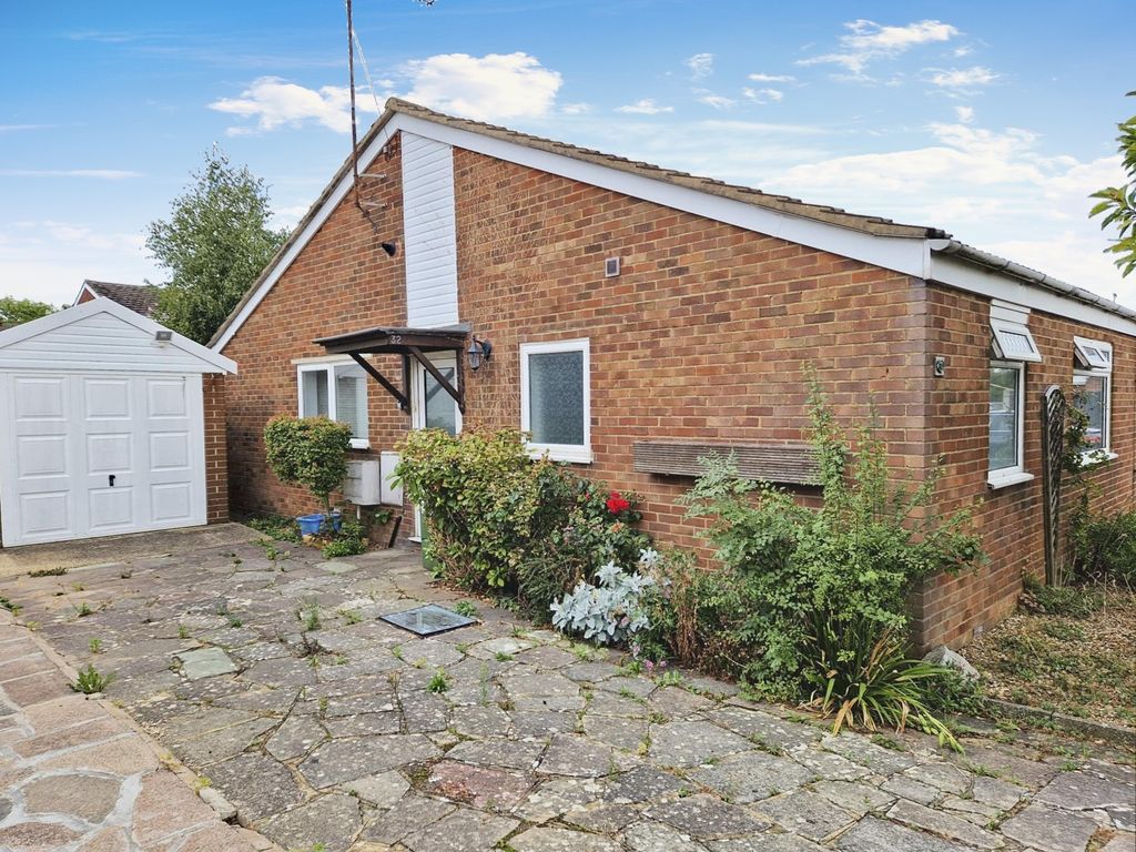 2 bed semidetached bungalow for sale in Vandyke Close, Woburn Sands