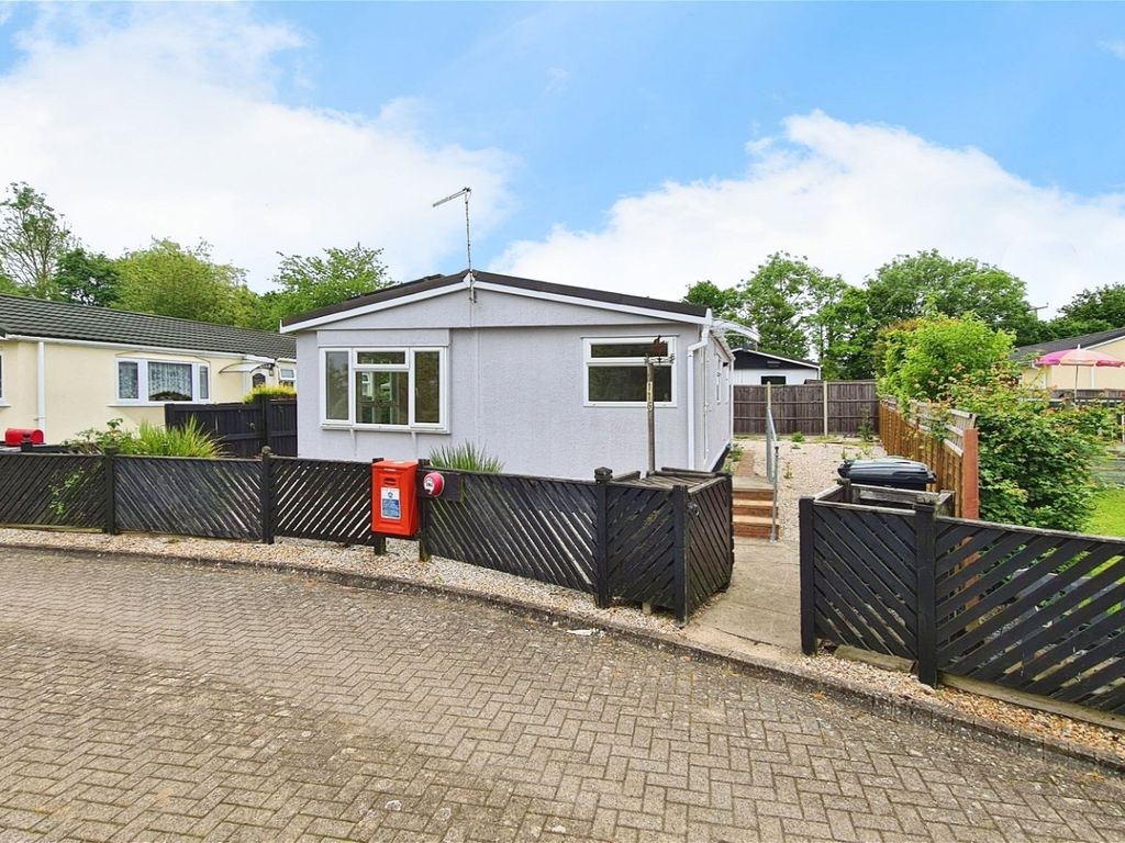 2 bed mobile/park home for sale in Hatfield Broadoaks Road, Takeley