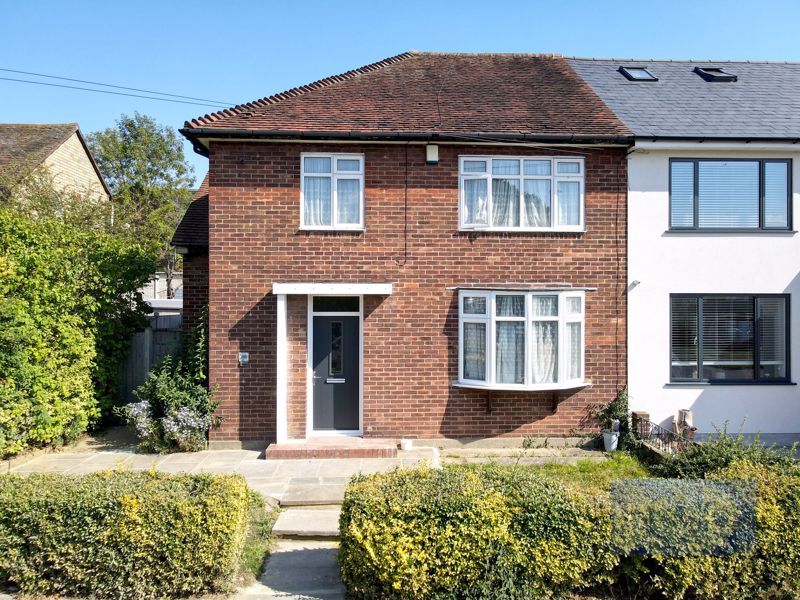 3 bed property to rent in Manford Way, Chigwell IG7, £2,250 pcm Zoopla