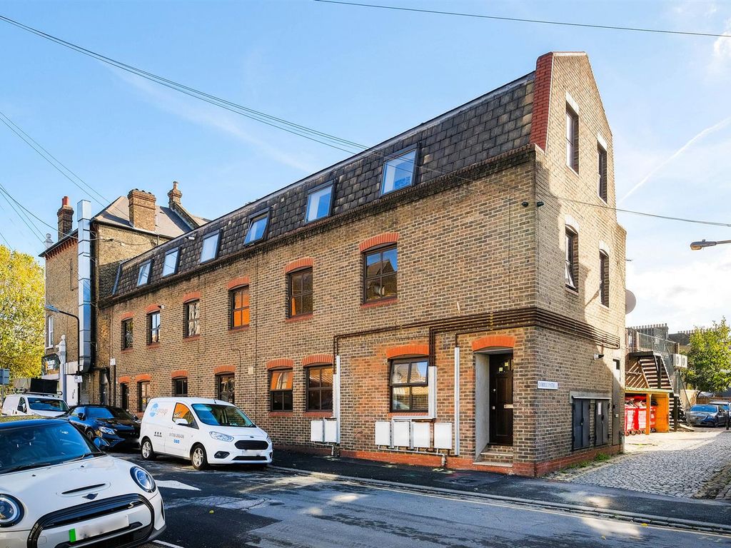 2 bed flat to rent in Priory Avenue, London E17, £1,675 pcm Zoopla