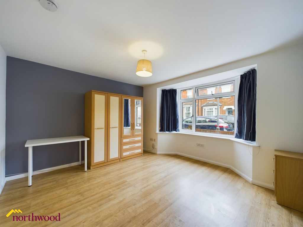 Room to rent in Eastern Street, Aylesbury HP20, £700 pcm Zoopla