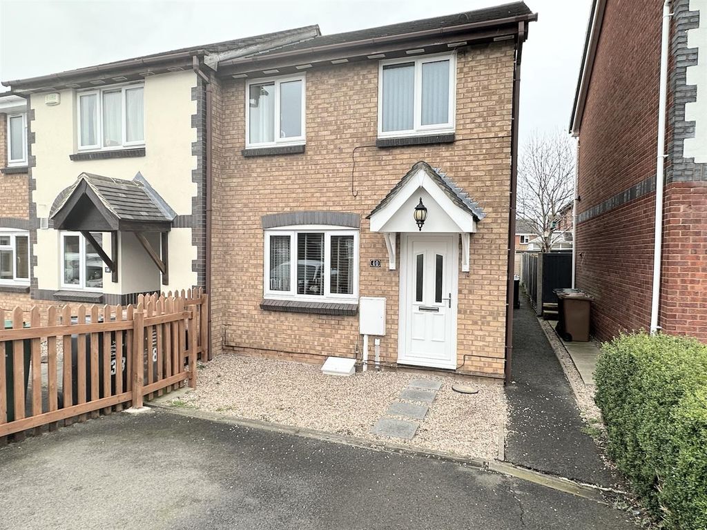 3 bed town house for sale in Wolfscote Dale, Church Gresley