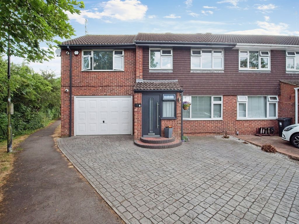 4 bed semidetached house for sale in Capel Close, Warmley, Bristol