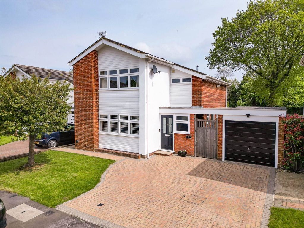 3 bed detached house for sale in The Ridings, Emmer Green RG4, £639,950