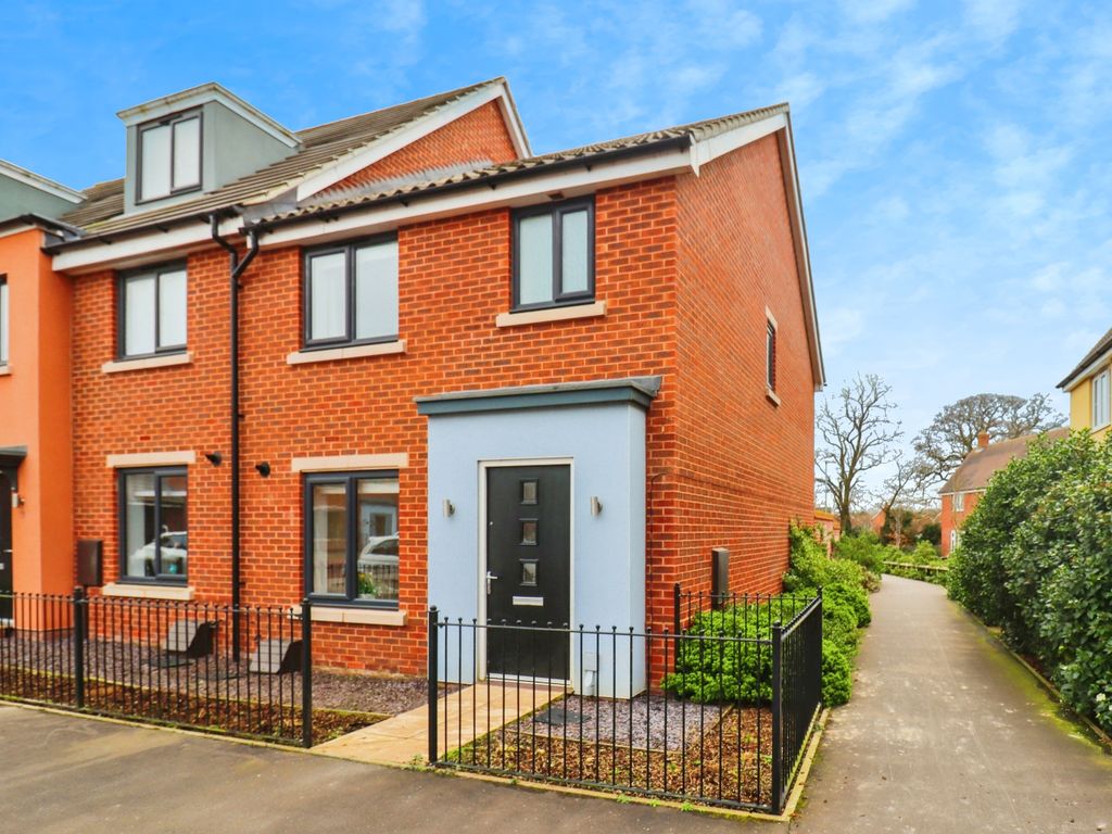 3 bed end terrace house for sale in Mallard Way, Norwich NR7, £285,000