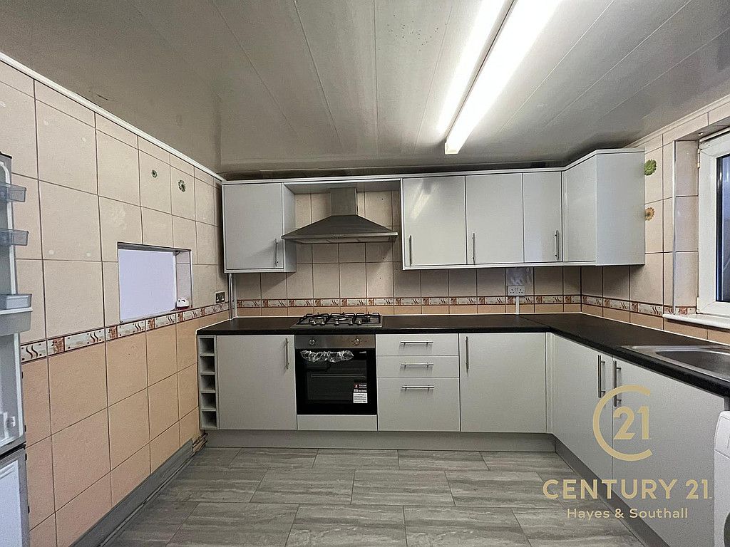 3 bed to rent in Harlech Gardens, Heston, Hounslow TW5, £