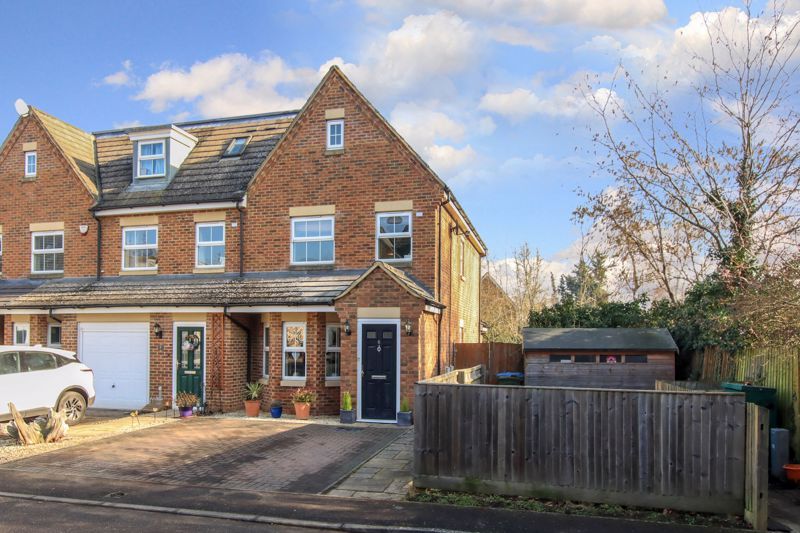 3 bed end terrace house for sale in Stratford Close, Aston Clinton