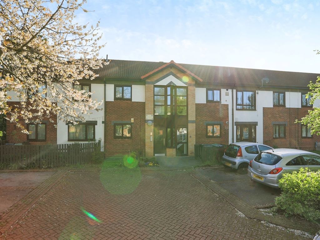 2 bed flat for sale in Airedale Court, Seacroft, Leeds LS14, £120,000
