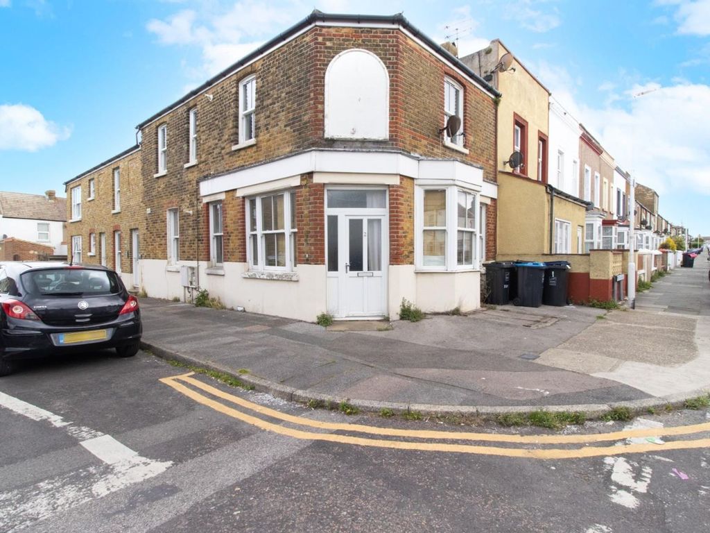 2 bed flat to rent in Milton Avenue, Edinburgh Court Milton Avenue CT9