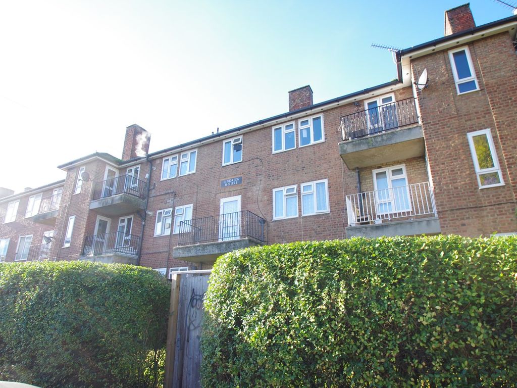 1 bed flat to rent in Lindrick House, Ainsdale Road, South Oxhey WD19