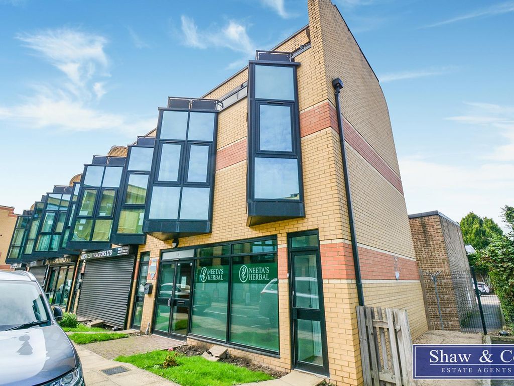 2 bed property for sale in Hanworth Road, Hounslow TW3, £450,000 Zoopla