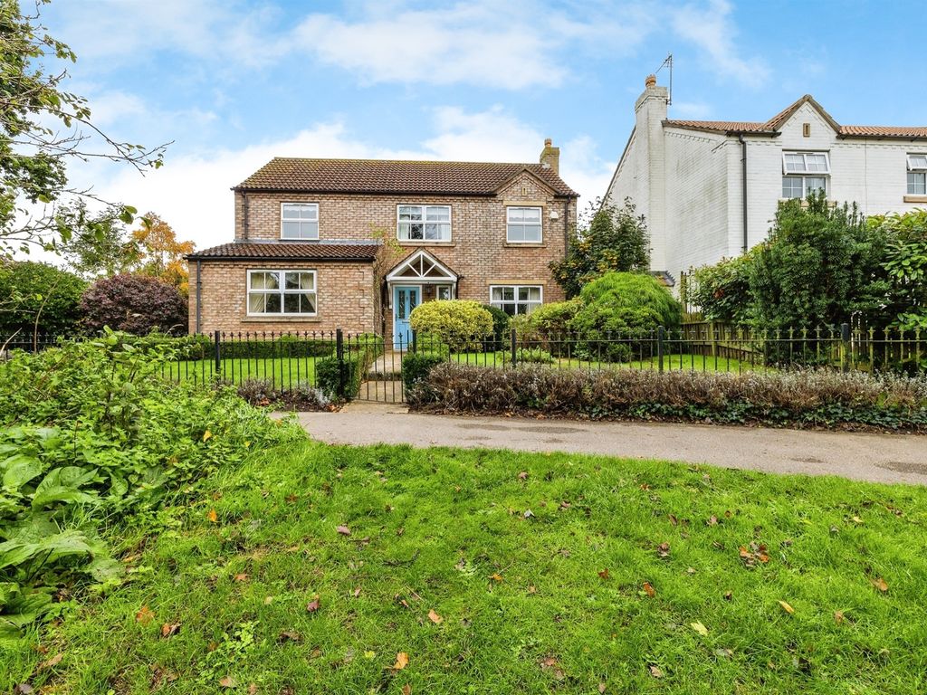 4 bed detached house for sale in Spring Close, Dunholme, Lincoln LN2, £