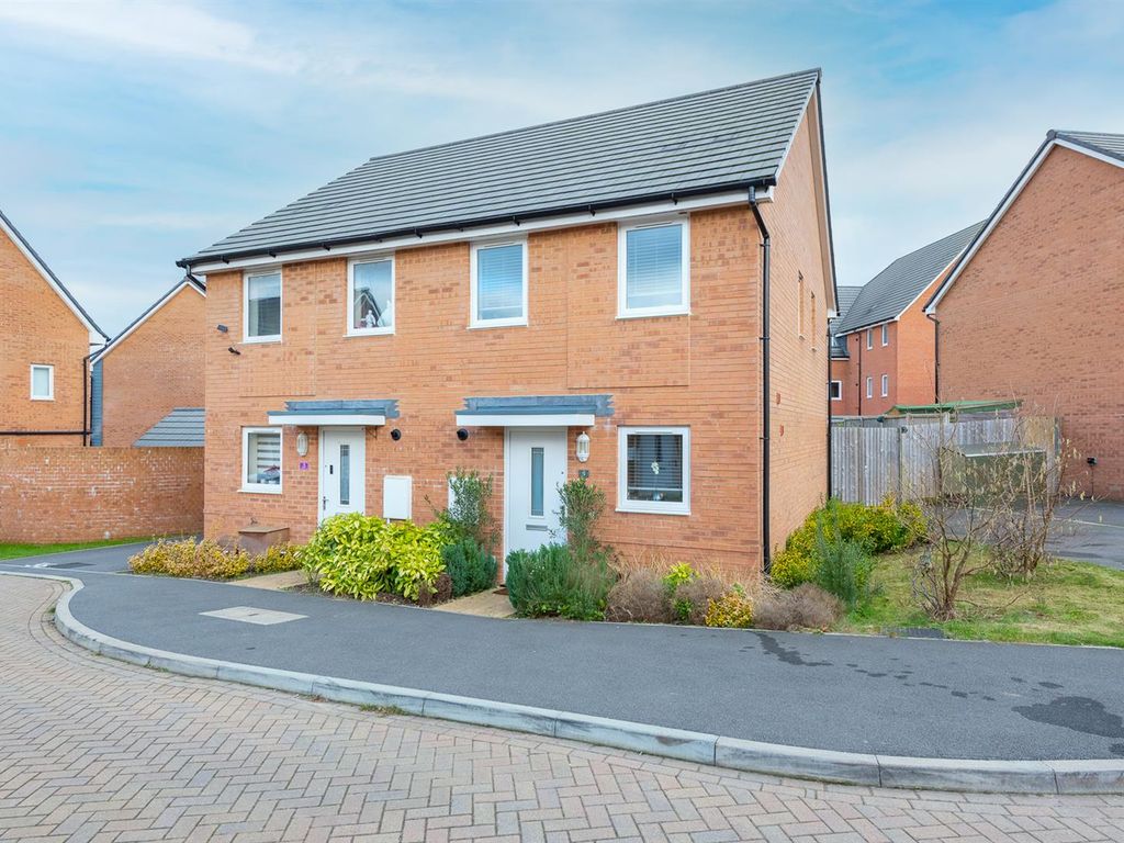 2 bed semidetached house for sale in Dunwood Close, Basingstoke RG24