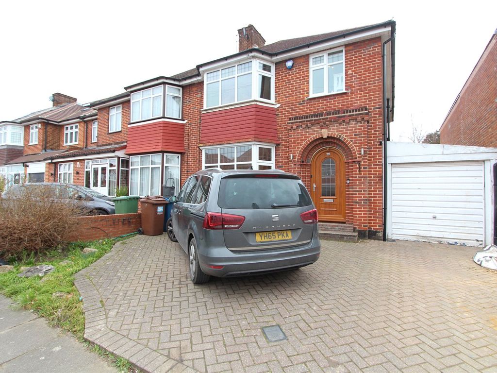 4 bed detached house to rent in Bush Grove, Stanmore, Hertfordshire HA7