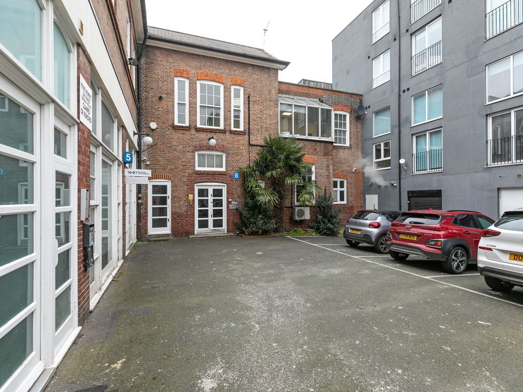 Retail premises to let in Drakes Courtyard, Kilburn High Road, Kilburn