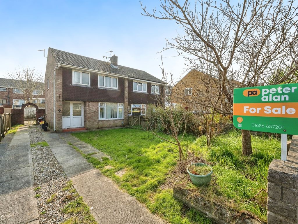 3 bed semidetached house for sale in Cricklewood Close, Cefn Glas