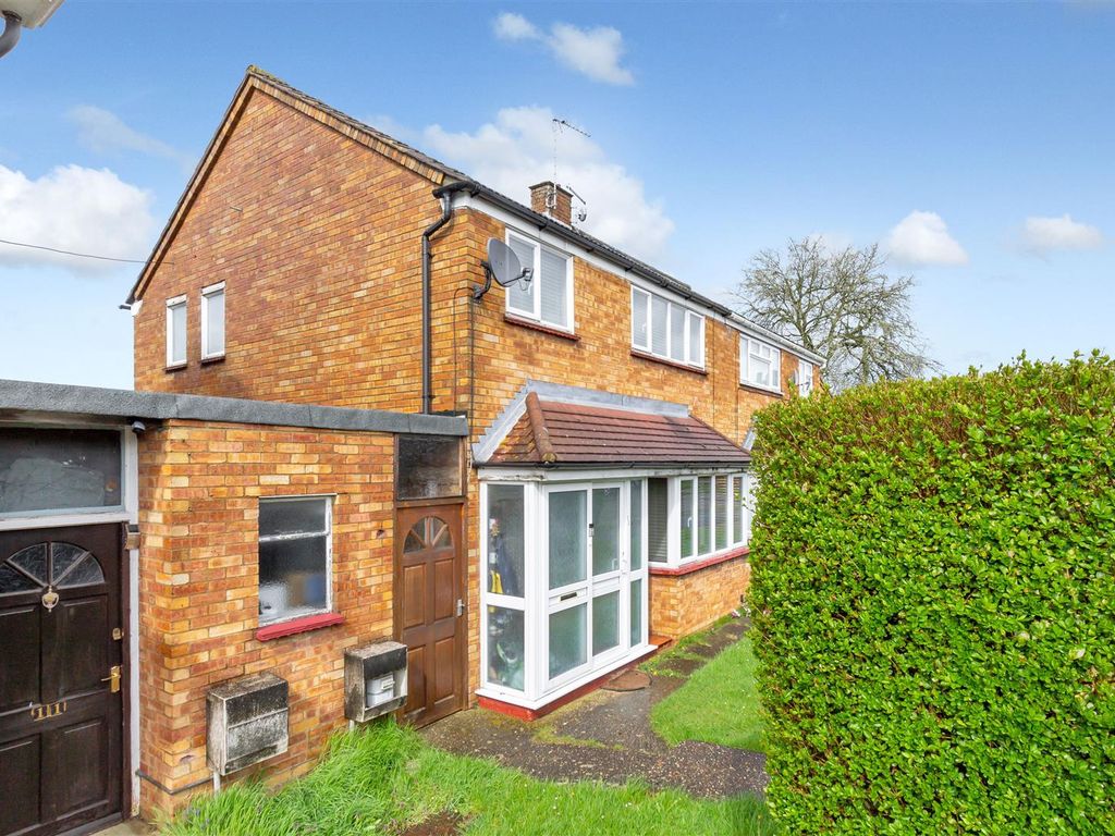3 bed semidetached house for sale in Middlesex Drive, Bletchley