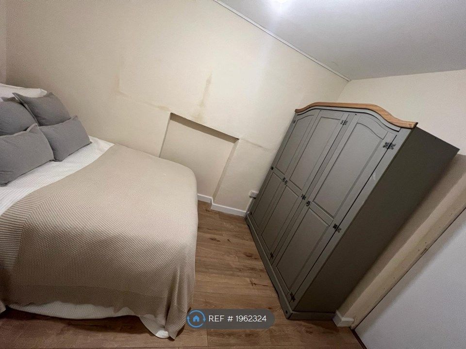 3 bed flat to rent in High Street, Markyate AL3, £1,500 pcm Zoopla