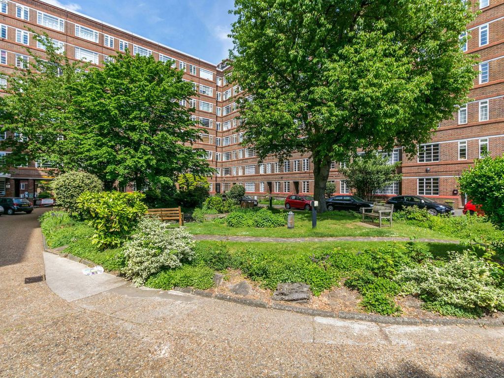 Studio to rent in Balham High Road, Balham, London SW17, £1,000 pcm