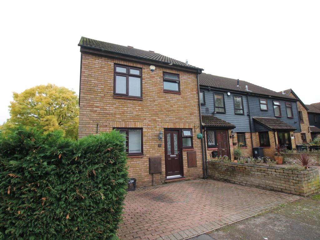 3 bed semidetached house to rent in Farm House Close, Broxbourne EN10