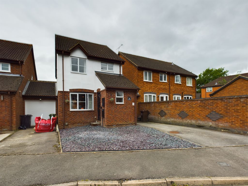 3 bed linkdetached house for sale in Finch Close, Tadley RG26, £
