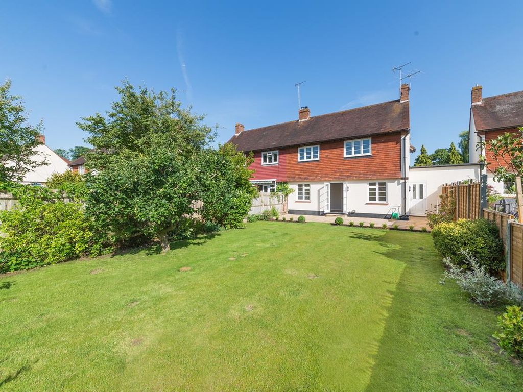 3 bed detached house to rent in Blundell Lane, Oxshott KT11, £2,750 pcm