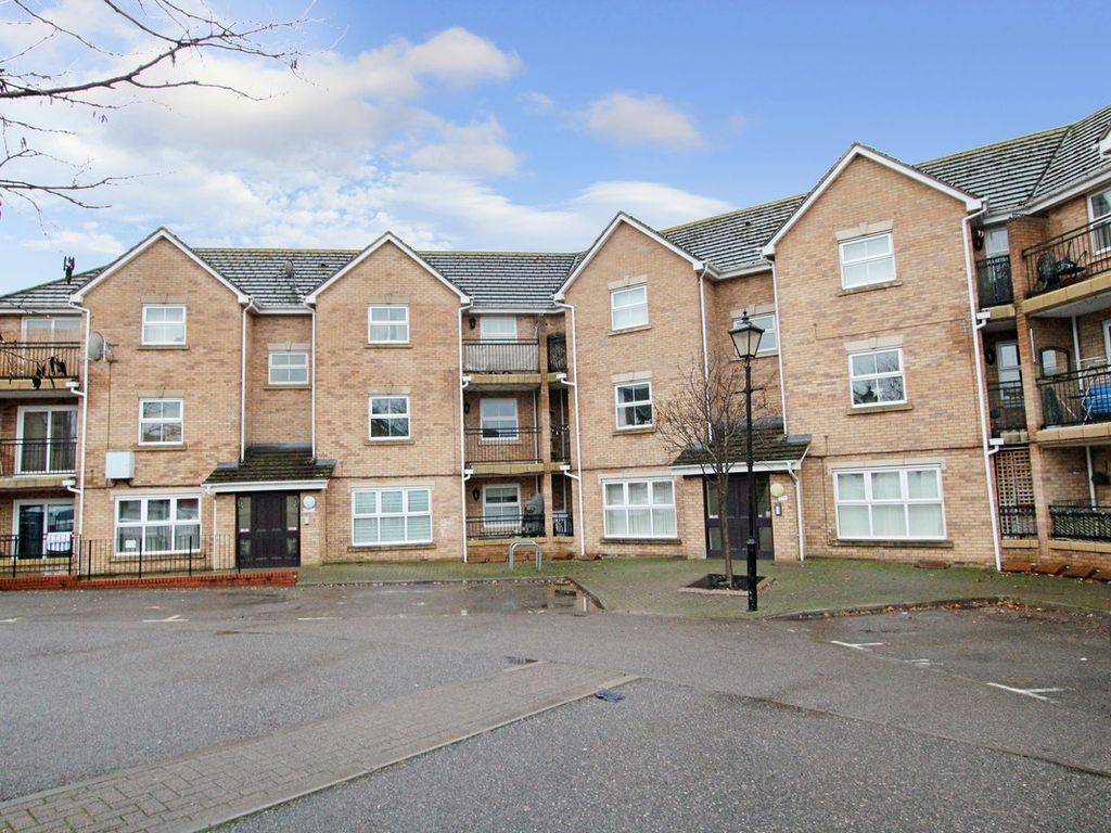 2 bed flat for sale in Osier Drive, Basildon SS15, £240,000 Zoopla