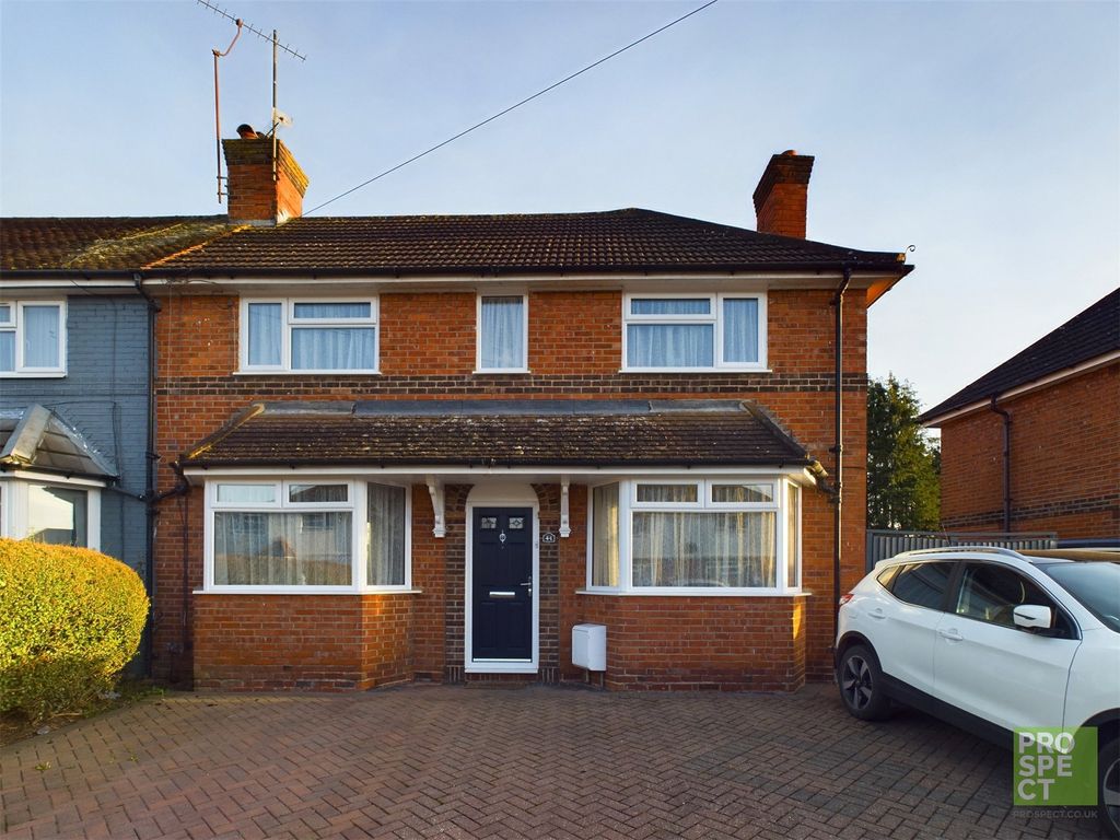 3 bed semidetached house for sale in Stockton Road, Reading, Berkshire