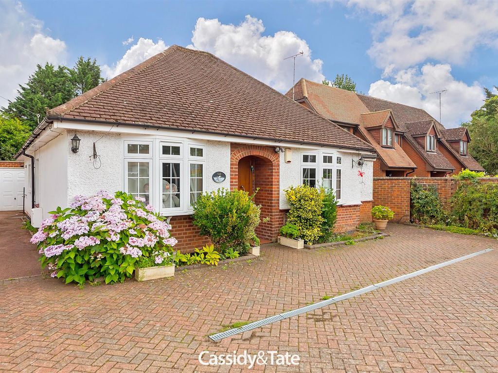 3 bed detached bungalow for sale in Watford Road, Chiswell Green, St