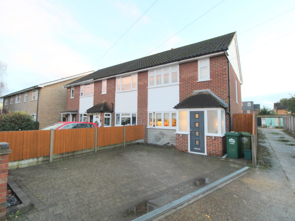 2 bed end terrace house for sale in Feltham Road, Ashford TW15, £