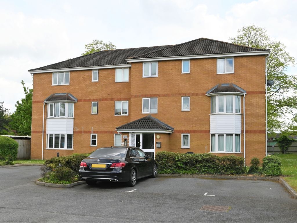 2 bed flat for sale in Knightsbridge Court, High Street, Langley, Berkshire SL3 Zoopla