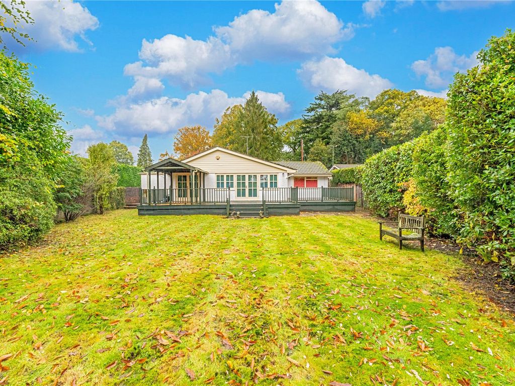 5 bed bungalow for sale in Finchampstead, Wokingham, Berkshire RG40, £