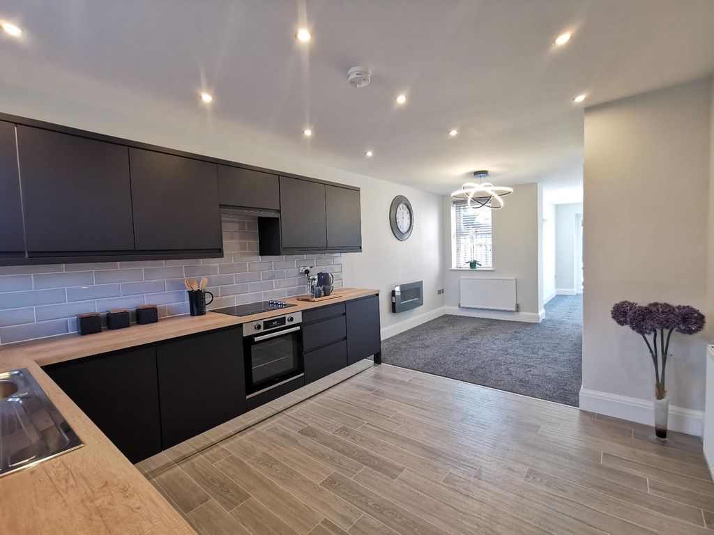 3 bed detached house to rent in Hollin Lane, Crigglestone, Wakefield