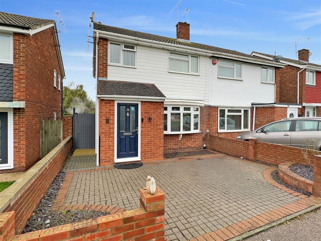 3 bed semidetached house for sale in Cheneys Walk, Bletchley, Milton