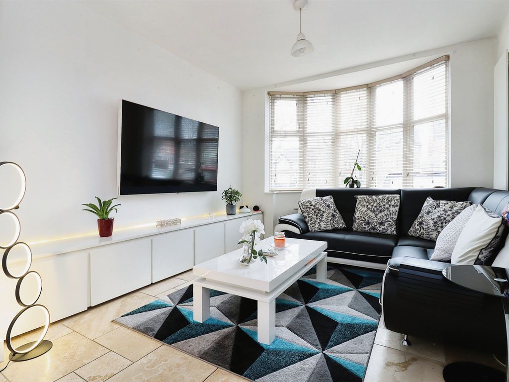 3 bed semidetached house for sale in Blackbird Road, Leicester LE4, £